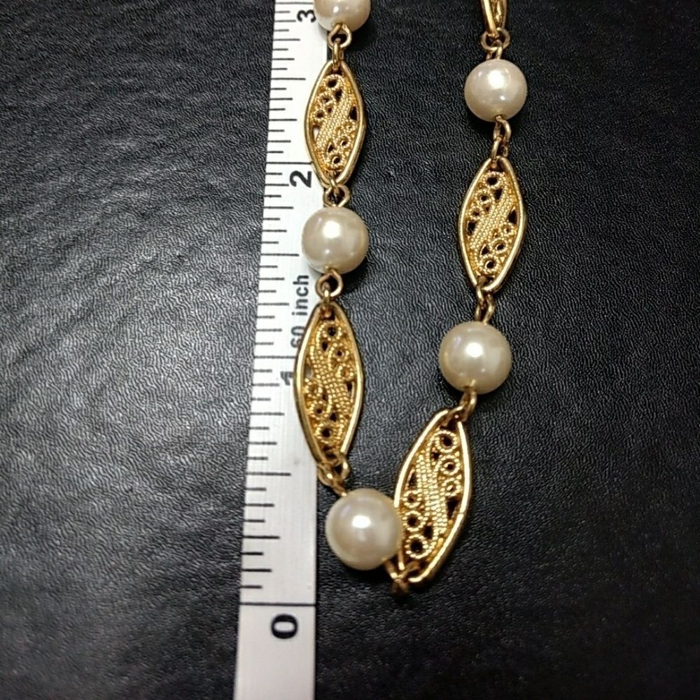 Avon gold tone faux pearl necklace 24" - Picture 4 of 5
